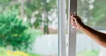 Cum să știi dacă geamurile termopan sunt setate pe „modul iarnă” sau „modul vară” și cum să le reglezi