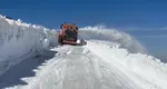 Aprilie vine cu ninsori! Drumarii deszăpezesc la foc automat. Unde a lovit iarna și ce trebuie să știe șoferii