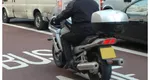 Cod rutier 2026. Motociclete şi scuterele pot circula pe banda de urgenţă a transportului în comun
