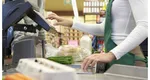 Casieră dată afară pentru că nu a scanat două produse. Femeia lucra de 20 de ani la același supermarket: ”Nu a fost o neglijență”