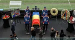 Funeraliile lui Mircea Lucescu. Fostul mare antrenor este înmormântat vineri la Cimitirul Bellu din București cu onoruri militare. Peste 15.000 de persoane și-au luat adio și au adus zeci de coroane de flori