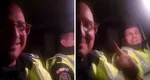 Polițiștii sunt puși pe șotii și pe lăsat șoferii pietoni: „Să sară permisele!” cântă doi agenți, în mașina de serviciu