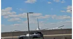 Un avion Boeing 767, aterizare cu peripeţii după ce a lovit un campion şi un stâlp pe austostradă VIDEO
