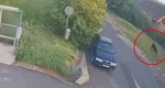 Urs filmat lângă staţia de autobuz de lângă şcoală