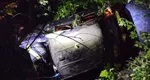 Cod roşu de intervenţie, maşina a căzut într-o prăpastie de 15 m. Doi adolescenţi, prinşi între fiare