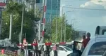 Imagini uluitoare! Barieră defectă în Pipera: pietonii au ridicat-o manual pentru a traversa! VIDEO