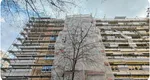 O adolescentă a murit după ce a căzut de la etajul 11. Tânăra urcase pe bloc alături de doi băieți ca să-și facă poze