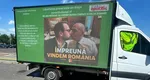 Camion cu o poză AI în care Ilie Bolojan și Dominic Fritz se sărută, parcat în fața guvernului. Mesaje împotriva premierului: „Împreună vindem România”