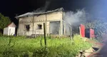 Casă incendiată de fulger în Galați. Un bărbat a suferit arsuri când încerca să stingă focul