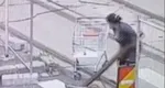 O femeie din București prinsă la furat de șine de tramvai: „Nu e nevoie de ajutor la scos liniile de tramvai! De acest aspect se ocupă muncitorii autorizați”
