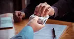 Țeapă românească de zeci de mii de dolari în SUA. Cum au reușit trei tineri să se îmbogățească cu o simplă sticlă de ulei