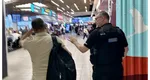 Un moldovean a fost dat jos din avion înainte de decolare după ce a furat dintr-un magazin duty free