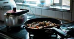 Tot mai mulți tineri gătesc în weekend pentru toată săptămâna ca să economisească bani. Unii spun că reduc cheltuielile cu până la 800 de lei pe lună