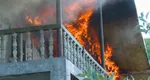 Tragedie în Buzău: O bătrână a fost găsită carbonizată în propria casă în urma unei explozii urmate de incendiu. Pompierii s-au chinuit trei ore să stingă focul