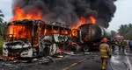 Cel puțin 16 persoane au murit pe loc după ce un autobuz s-a ciocnit frontal cu o cisternă și a luat foc