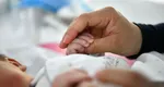 Copil de 1 an și 8 luni în stare de ebrietate. Părinții, chemați de urgență la creșă să își ia fetița deoarece nu se putea ține pe picioare