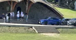 Trei persoane sunt cercetate de polițiști după ce și-au parcat mașinile pe altarul de la Șumuleu-Ciuc