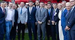 Poză ”de familie” la Ambasada SUA. Rebelii din PNL s-au fotografiat alături de social-democrați și de Tomac. Apariție-surpriză la recepția dedicată independenței SUA