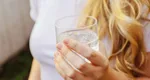 De ce nu e bine să bei apă chiar înainte de culcare. Cum îți poate afecta somnul