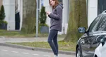 Cod rutier 2026. Țara în care plătești 100 de euro amendă dacă stai cu ochii în telefon atunci când traversezi strada