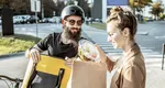 Un curier a recunoscut că gustă din fiecare comandă pe care o livrează. Val de reacții în mediul online