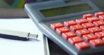 Românii ce obțin salariul minim pe economie pierd aproape 1.800 de lei lunar în favoarea statului în 2026