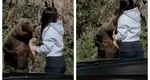 Aşa NU! O tânără inconştientă hrăneşte un urs cu fast food pe Transfăgărăşan VIDEO