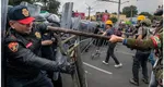 Proteste violente la Campionatul Mondial de Fotbal. Bătaie cu forțele de ordine, oamenii au incendiat mașini și au ridicat baricade VIDEO