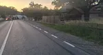 Accident grav în Neamț. Un autocamion s-a răsturnat, a lovit doi stâlpi de electricitate, o ţeavă de gaz şi s-a oprit în gardul a două gospodării 