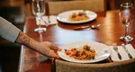 Ce salarii au românii din turism? Cât încasează un ospătar, barman sau administrator de pensiune