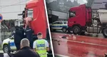 O mașină de poliție a fost lovită de un camion în Bușteni. Șoferul recalcitrant s-a baricadat în cabină și a amenințat că își va provoca rău