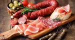 Mic dejun proteic extrem: Turiștii unui hotel all inclusive din Constanța au adus 2.6 kilograme de mezeluri în cameră