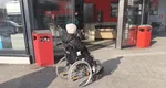 O cerșetoare în scaun cu rotile a atras mila șoferilor la semafor, însă verificările polițiștilor au scos la iveală un detaliu neașteptat