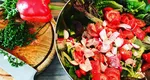 Salata de vară, rețeta care este gata în trei minute. Ingredientul care o transformă într-un preparat sățios