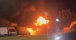 Incendiu la un autocar, în Râmnicu Vâlcea. Flăcările s-au extins la alte două autoutilitare VIDEO