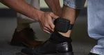 Polițist din Caransebeș, obligat de instanță să poarte brățară electronică. A fost emis un ordin de protecție pentru trei luni