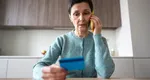 O femeie de 75 de ani din București a fost înșelată de escroci cu peste 50.000 de lei. Credea că vorbește cu BNR și cu Poliția Română
