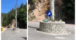 Un stâlp a fost „uitat” în mijlocul unui drum din Alba. Pentru a masca eroarea, constructorul a ”inventat” un sens giratoriu, deşi în zonă nu este intersecţie