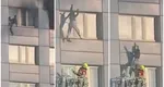 Imagini dramatice! O femeie se aruncă de la etajul 11 al unui imobil în flăcări în brațele unui pompier aflat pe o autoscară. VIDEO