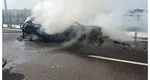 O mașină s-a făcut scrum după ce a derapat și s-a lovit de un parapet, în județul Argeș. O femeie și un bărbat se aflau în autoturism