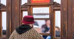 Când se plătesc pensiile în august 2026. Datele la care ajung banii prin Poșta Română și pe card