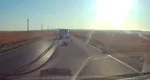Un copil a căzut dintr-o maşină aflată în mers pe o şosea din Tulcea, iar scena a fost filmată