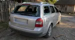 O adolsecentă de 17 ani din Sibiu a distrus cu toporul mașina fostului iubit. Tânăra susține că a fost provocată de bărbat, care i-ar fi spus că nu e tatăl copilului ei