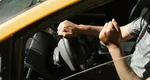 Ce se întâmplă dacă claxonezi un șofer care nu pleacă la verdele semaforului. Este sau nu agresiune în trafic? Ce prevede Codul Rutier