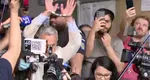 VIDEO Călin Georgescu a ieșit de la sediul DIICOT și a ridicat mâinile încătușate în aer, după ce a fost reținut pentru 24 de ore. Fostul candidat la alegerile prezidențiale este condus către Arestul Central