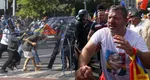 BILANȚ 47 de oameni duși la Poliție și un bărbat reținut după ce protestul legitim al oierilor a fost deturnat de huligani georgiști. Suveraniștii au aruncat cu borduri, au smuls flori din pământ și au rupt gardurile. Un bărbat a fost prins cu un cuțit de aproximativ 20 de centimetri: „Ar trebui 3-4 blocuri d-astea să le dăm foc. Îi dăm foc deseară, ne încălzim la el” VIDEO