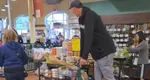 Cum a fost surprins Ghiţă Mureşan, cel mai înalt jucător din istoria NBA, la supermarket. Căruciorul îi ajunge până la genunchi VIDEO