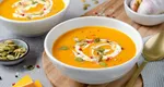 Supă cremă de dovleac copt cu feta și usturoi caramelizat. Rețeta este populară pe TikTok și foarte simplu de pregătit