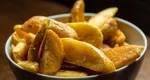 Cum să faci cartofi wedges ca la fast-food acasă. Rețeta simplă pentru o gustare crocantă și delicioasă