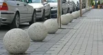 Care este rolul sferelor de beton de pe trotuare. Puțini știu de ce sunt amplasate în anumite locuri